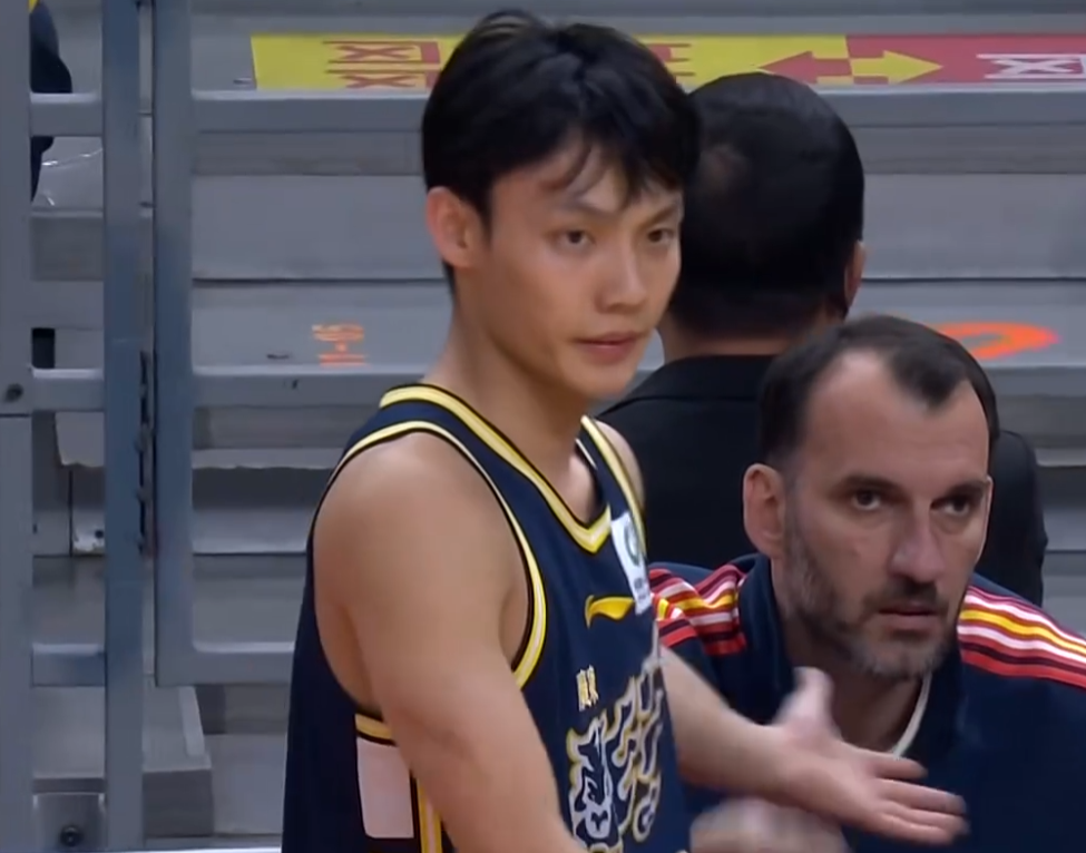贝尔萨定妆照看向地面引争议，博主：因为他觉得自己不是模特
