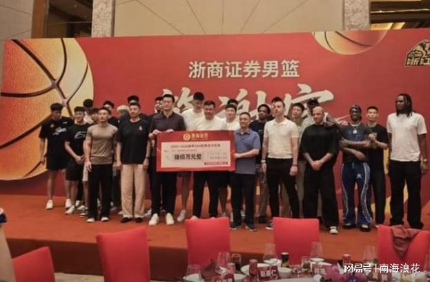 曼晚:加斯科因当年为钱拒曼联选热刺结果后悔终身,M费要注意了