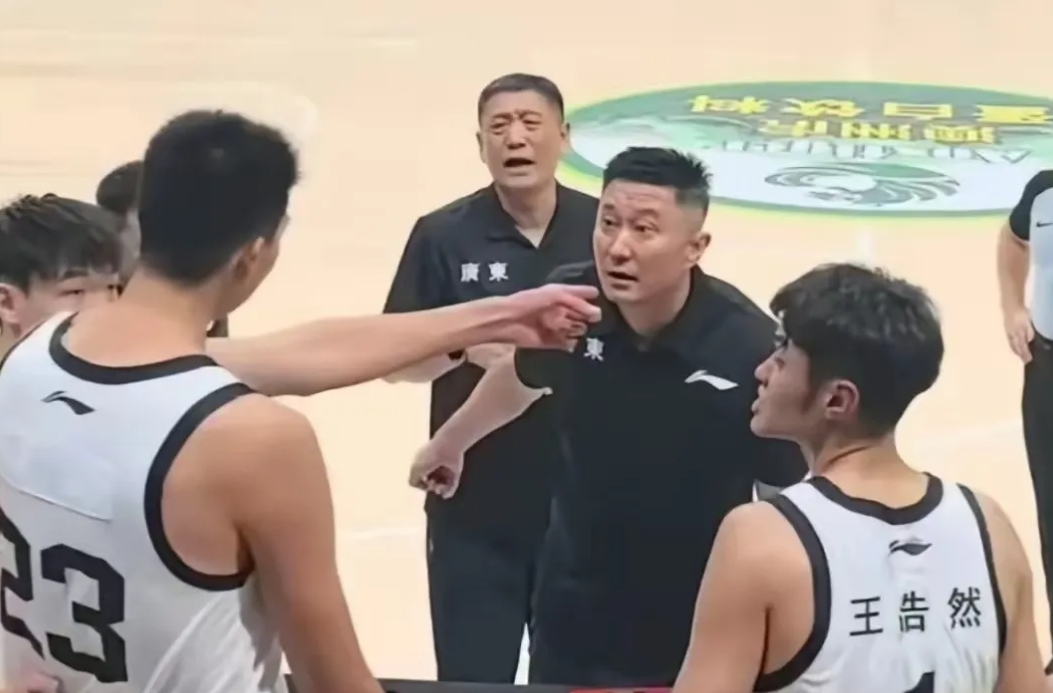 纽约尼克斯终结53年冠军荒,球迷狂欢点燃全城