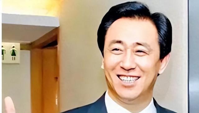 尼克斯队时隔53年NBA再夺冠，中锋罗宾逊晒比赛前酒店抓蛇视频