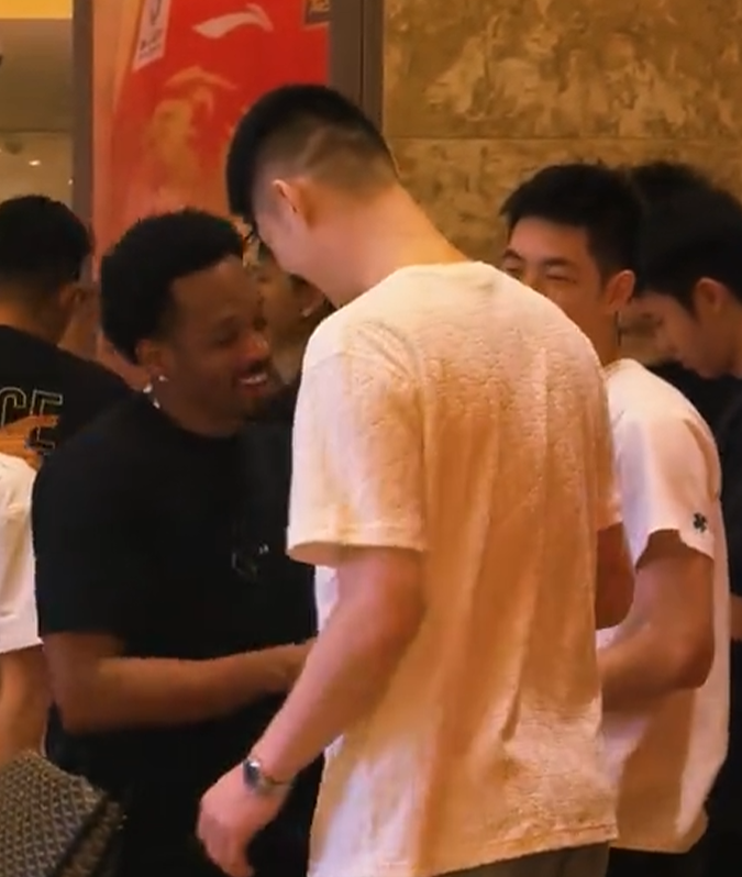 鸡蛋砸向文班亚马酒店 群殴扒衣蔓延 NYPD终启动审查