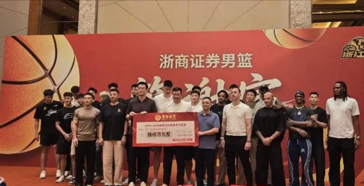 尊龙布伦森像科比?刘翔被质疑,步行街热帖看呆