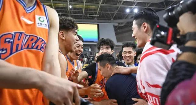 三万一张票,下不去手!尼克斯球迷攻陷圣城