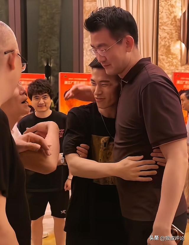 马刺麻烦大了!总决赛刚打完就爆更衣室矛盾,新秀直接逼宫要球权