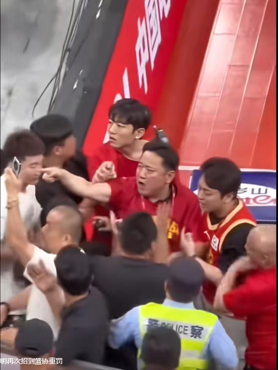 绿军死忠夸尼克斯怒喷闹事球迷