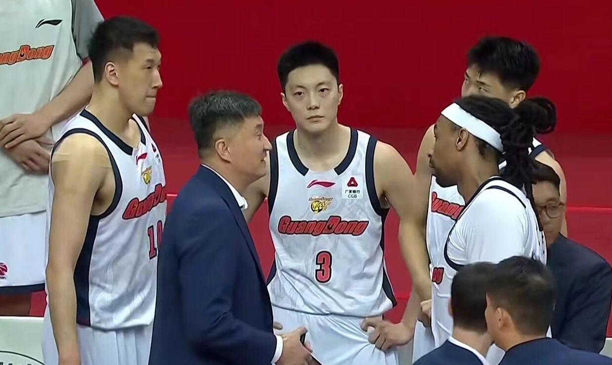 湖人计划送两将 腾空间留里夫斯