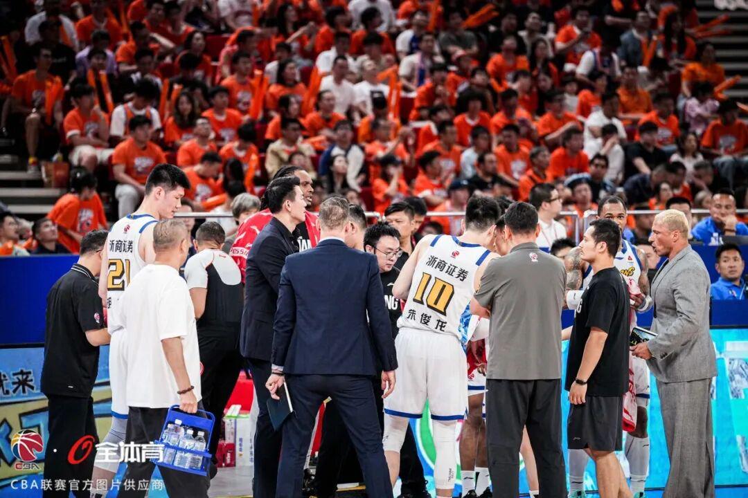 快船也可能会加入字母哥交易，他们会成为杰伦