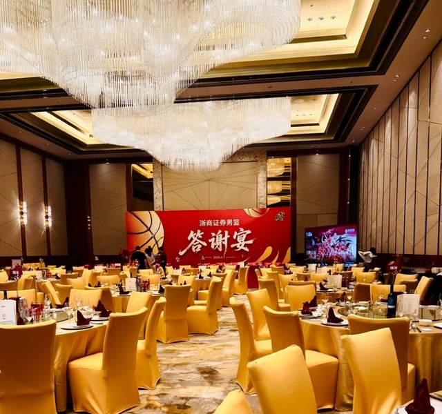 名记:字母哥若加盟愿续约绿军或热火 若交易失败布朗恐申请交易